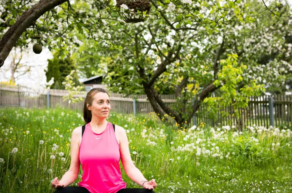 Jana Seifert beim Yoga im Garten im Meditationssitz