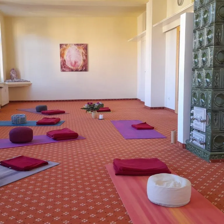 Yogaraum mit Matten und Kissen in Plauen