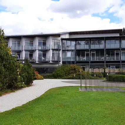 Haus mit Garten und Rasenfläche