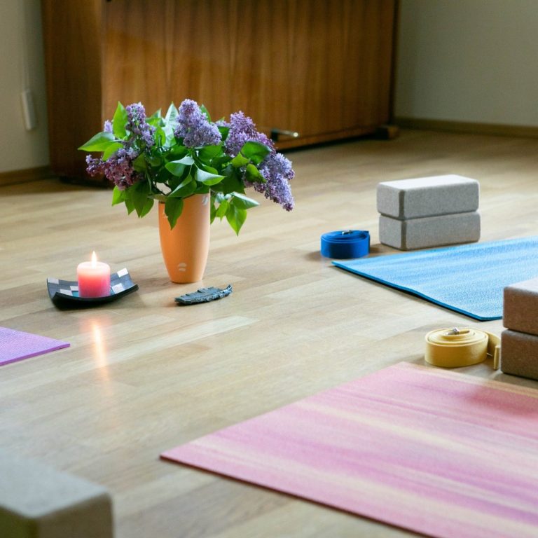Entspannte Atmosphäre Yoga in kleinem, gemütlichem Studio in der Nähe, entspannte Atmosphäre